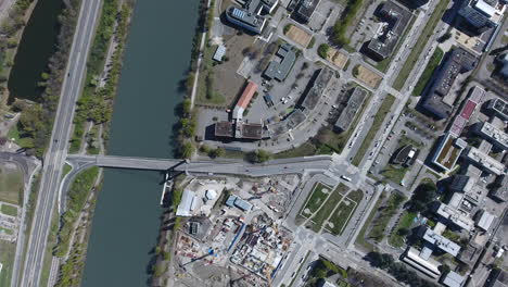 Fluss-,-Straßen--Und-Industriegebiet-Drohnenansicht-über-Dem-Kopf.-Luftaufnahme-Von-Grenoble,-Sonniger-Tag
